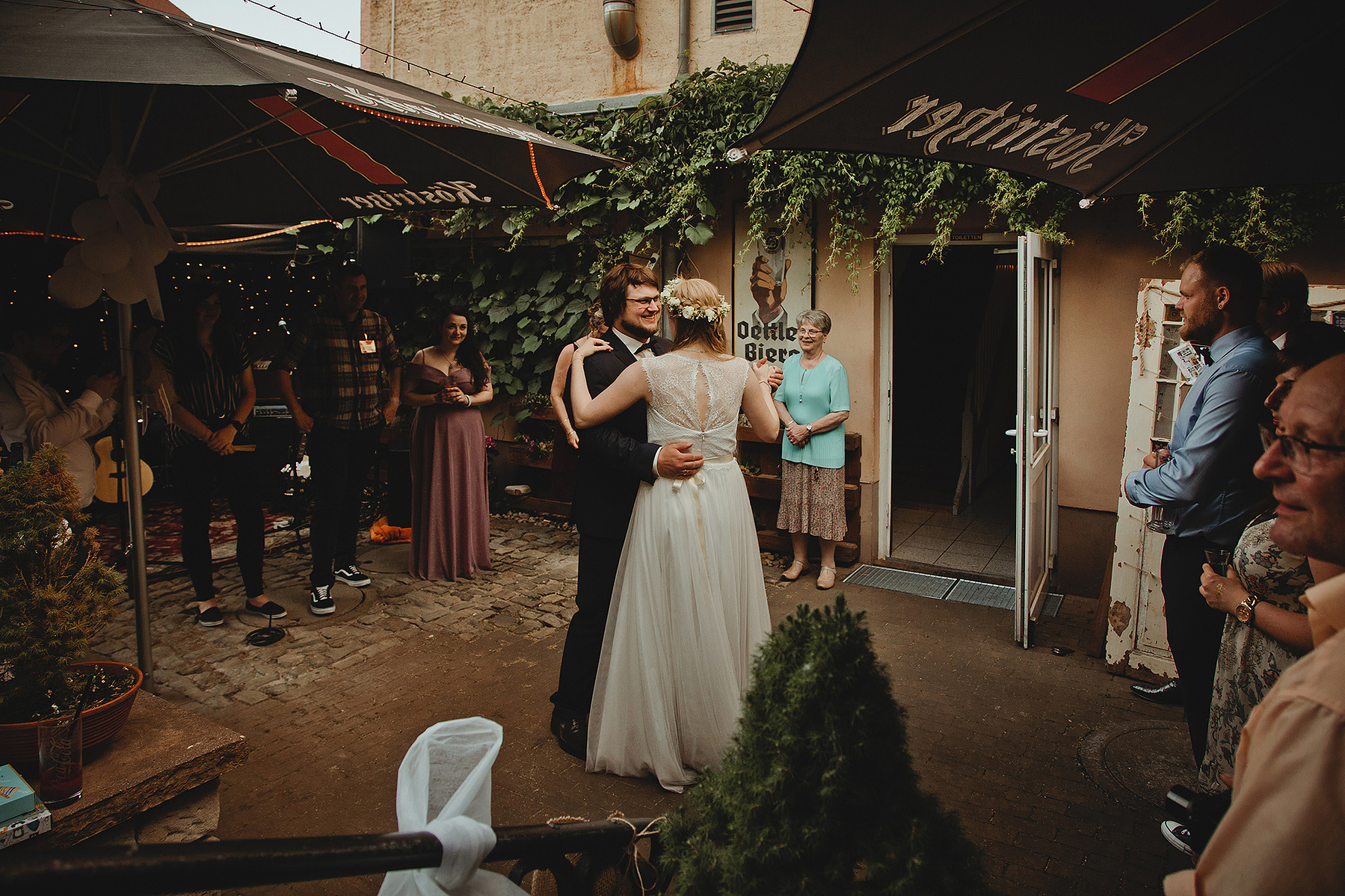Ein Brautpaar beim Hochzeitstanz unter freiem Himmel im Biergarten vom Alten Brauhaus Weißenfels.