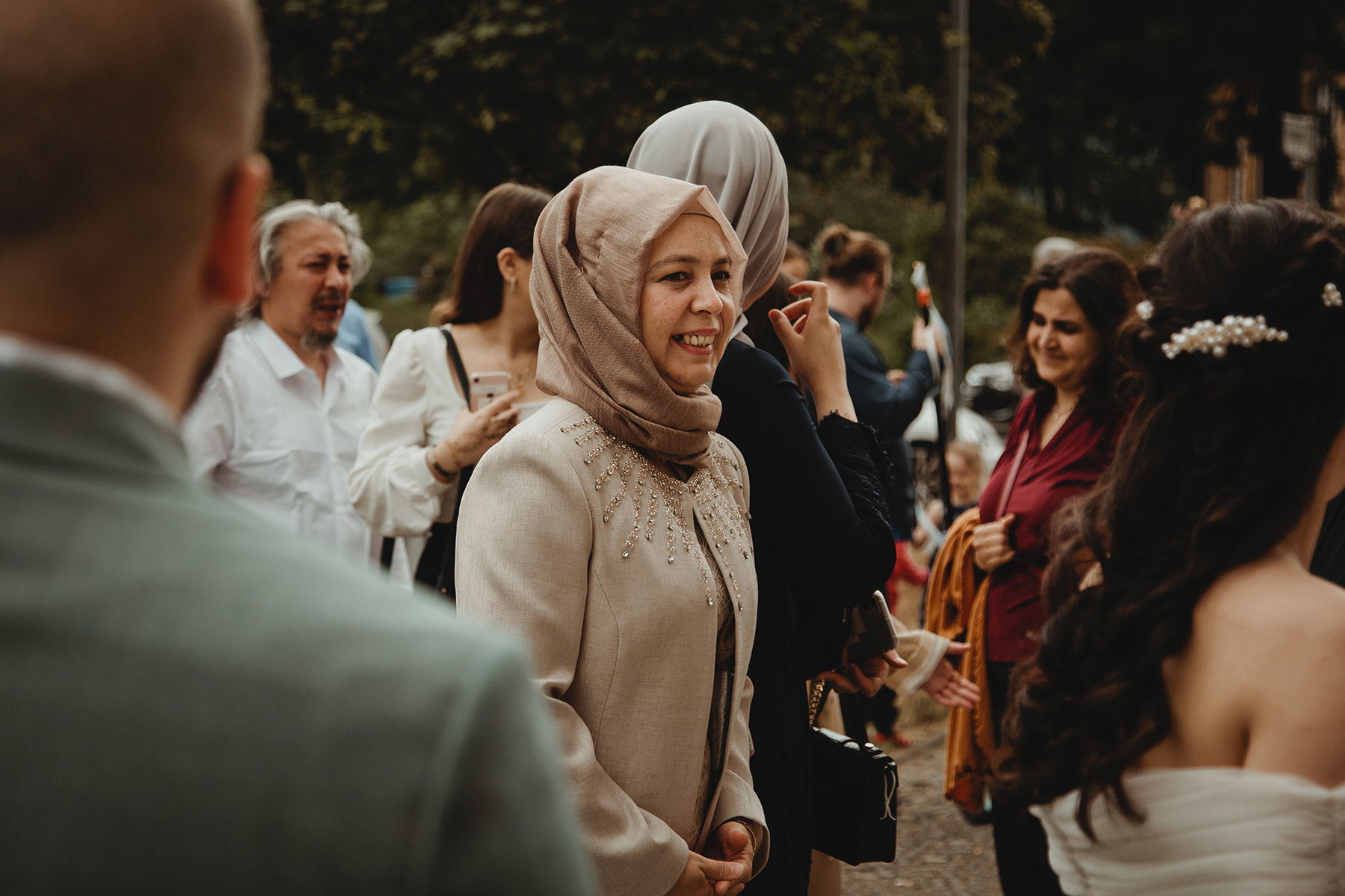 Bei einer türkischen Hochzeit in Berlin freut sich die Brautmutter mit dem Hochzeitspaar.