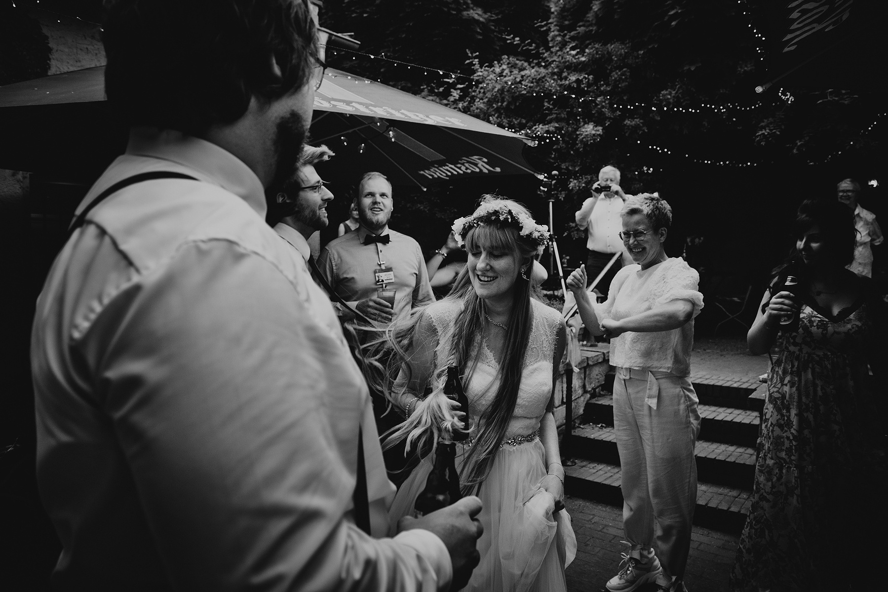 Das Brautpaar tanzt Pogo bei einer outdoor Hochzeitsfeier mit Liveband in Weißenfels.