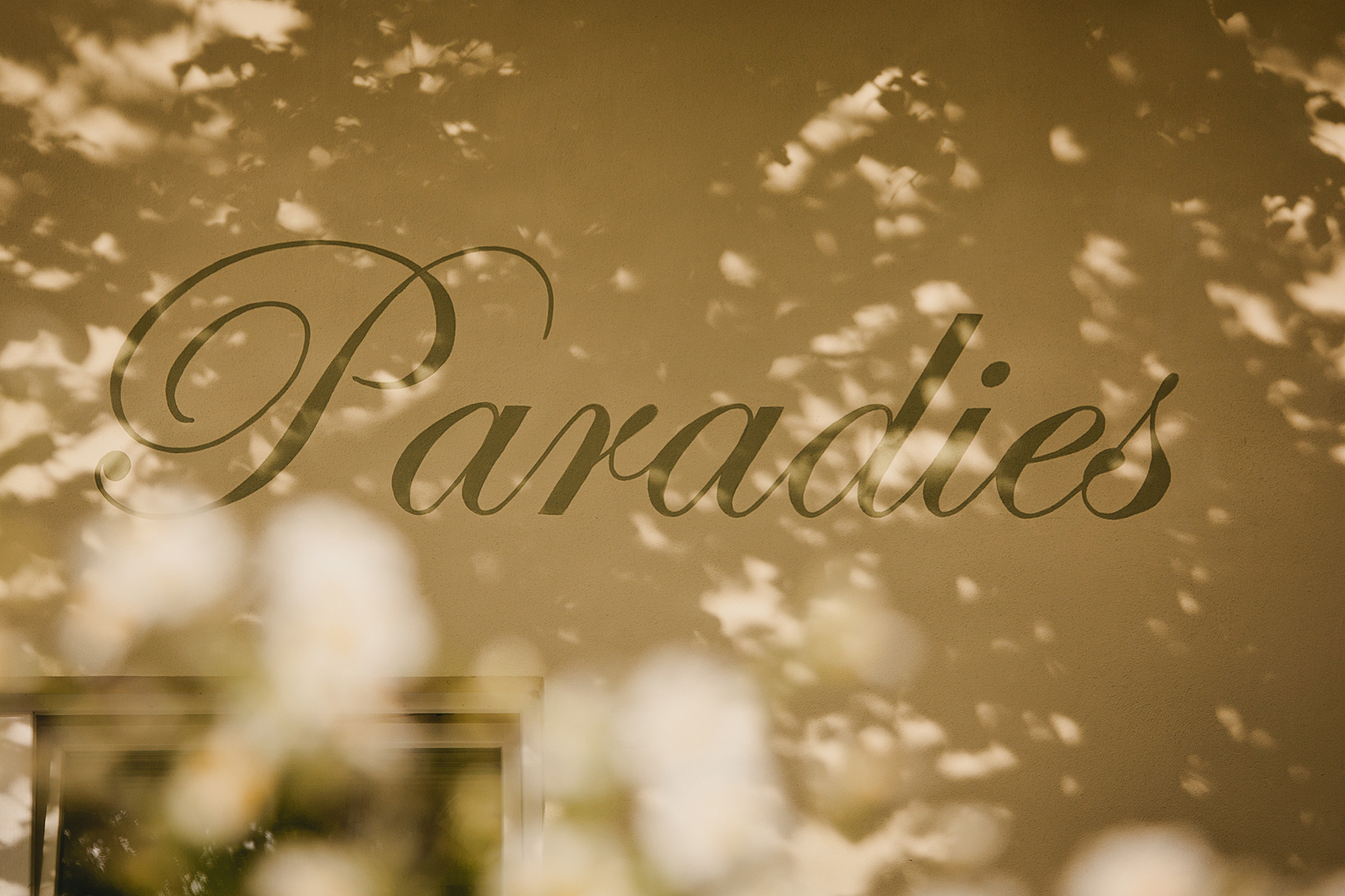 Auf der Fassade eines Blumenladens in Berlin Friedrichshagen ist das Wort "Paradies" abgebildet.