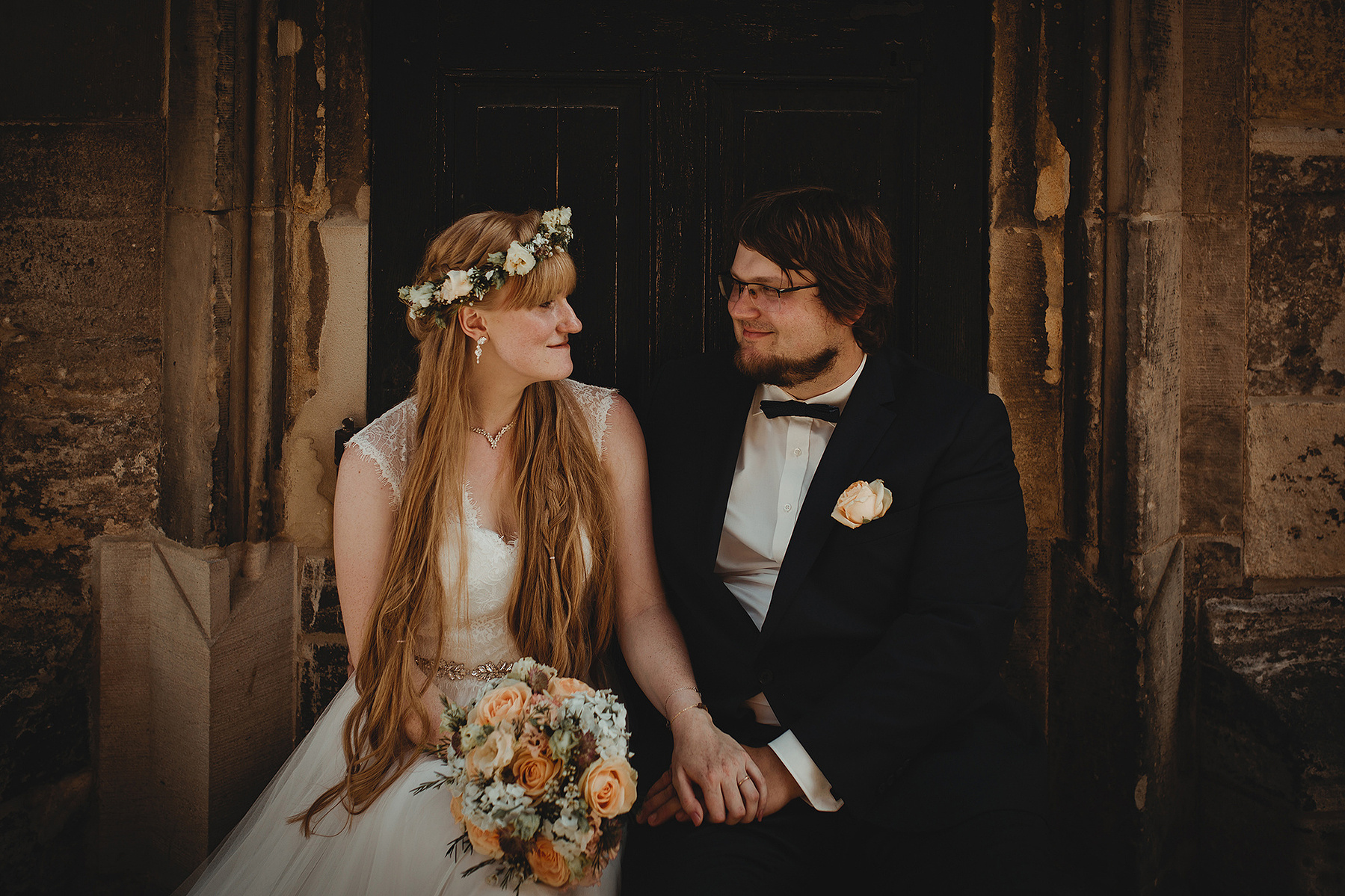 Inniger Moment zwischen Braut und Bräutigam beim Brautpaarshooting mit der Hochzeitsfotografin im Burgenlandkreis.