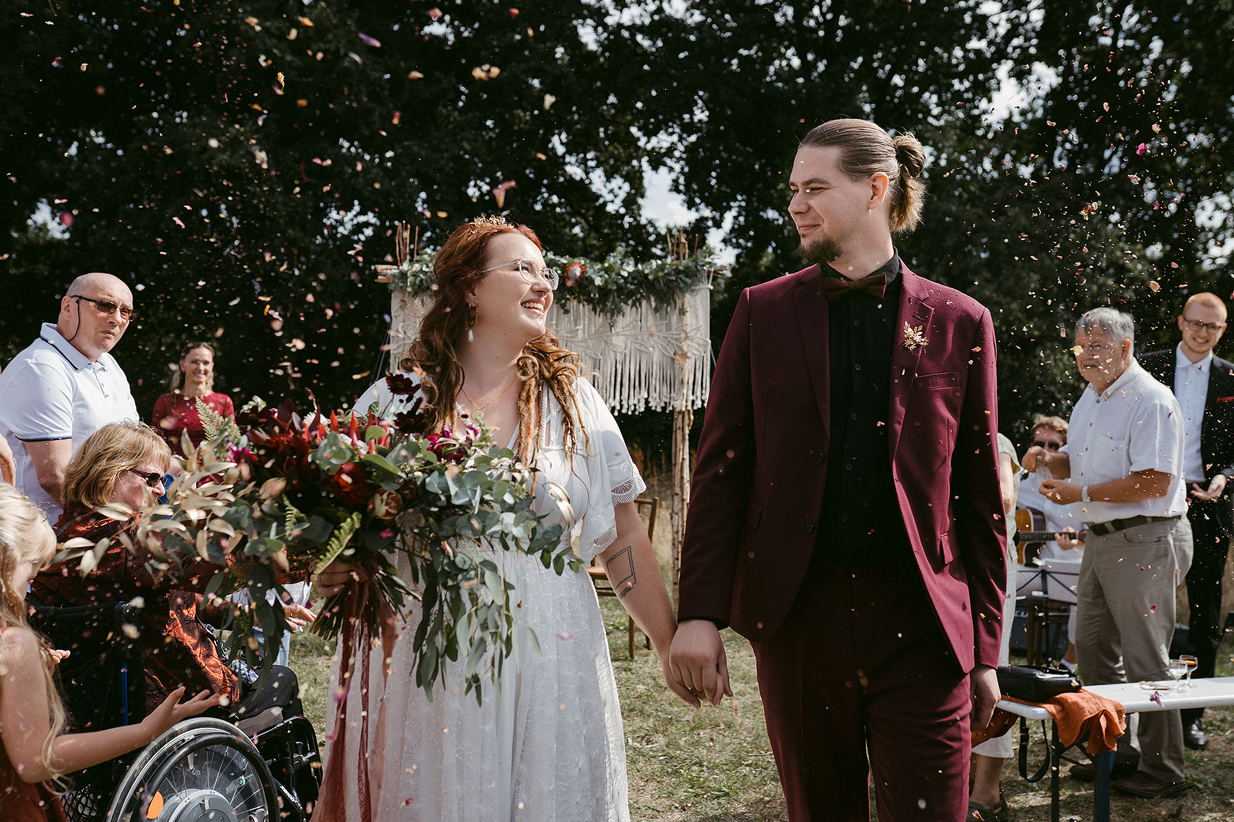 Hochzeit in der Alten Försterei Briescht. Nach der freien Trauung werfen die Hochzeitsgäste getrocknete Blütenblätter in die Luft.