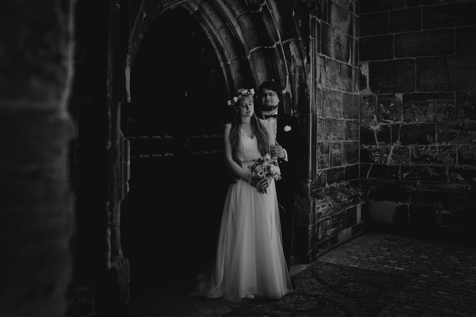 Inniges Hochzeitsfoto eines Brautpaars vor der Kirche in Weißenfels, aufgenommen von der Hochzeitsfotografin.