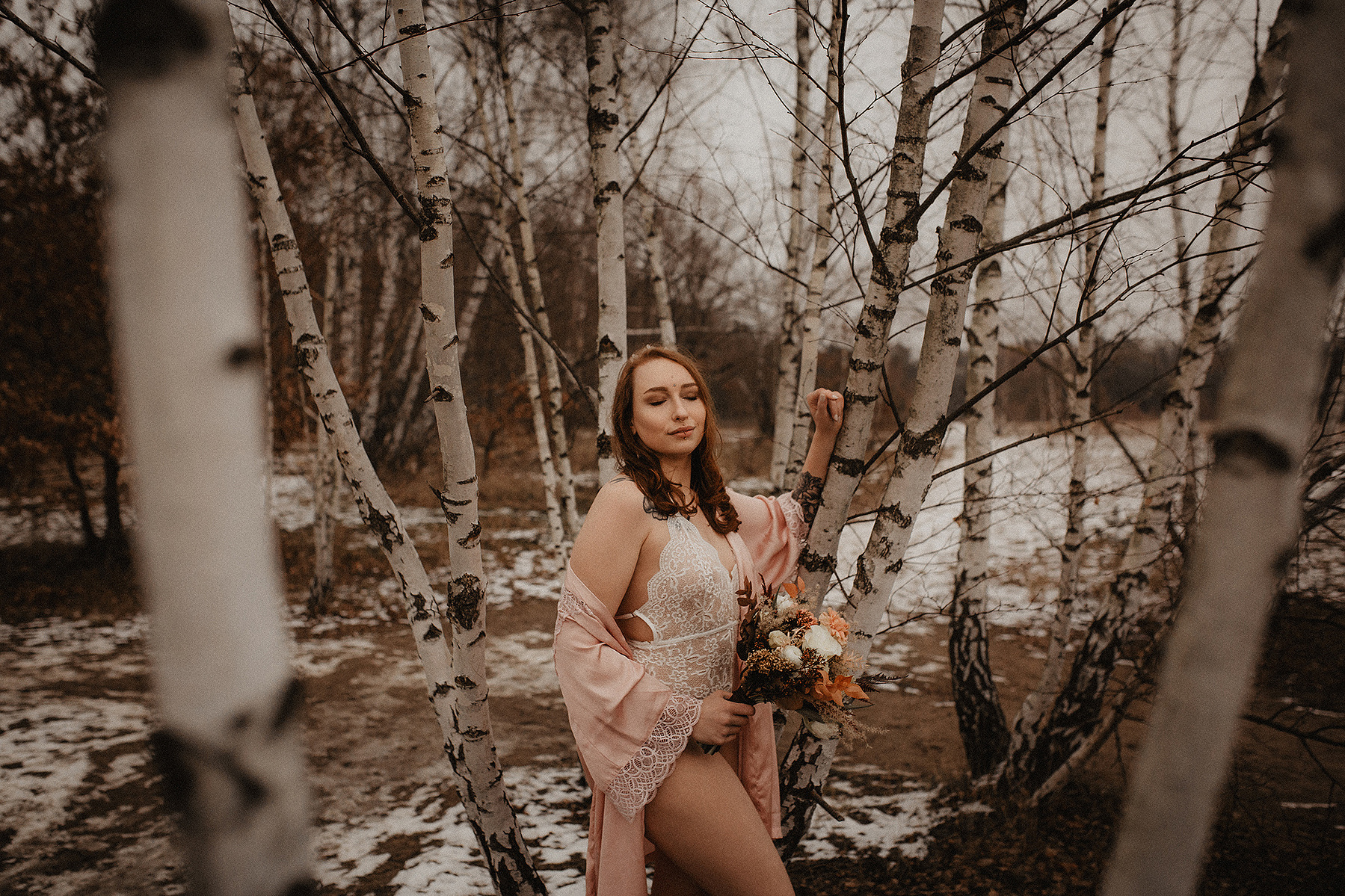 Boudoirfotos im Schnee bei Berlin sinnliche Fotos im Winter beim Schneeshooting 