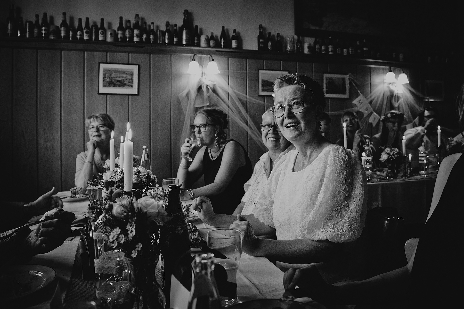 Bei der Hochzeit im Alten Brauhaus Weißenfels sehen sich die Hochzeitsgäste eine Diashow an.