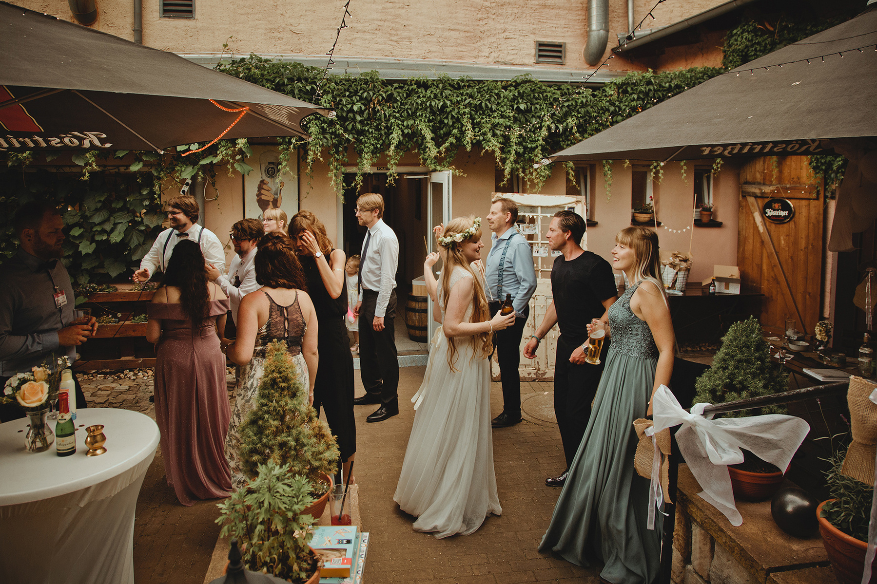 Natürliche Hochzeitsfotografie einer unkonventionellen Hochzeit in Weißenfels mit outdoor Party.