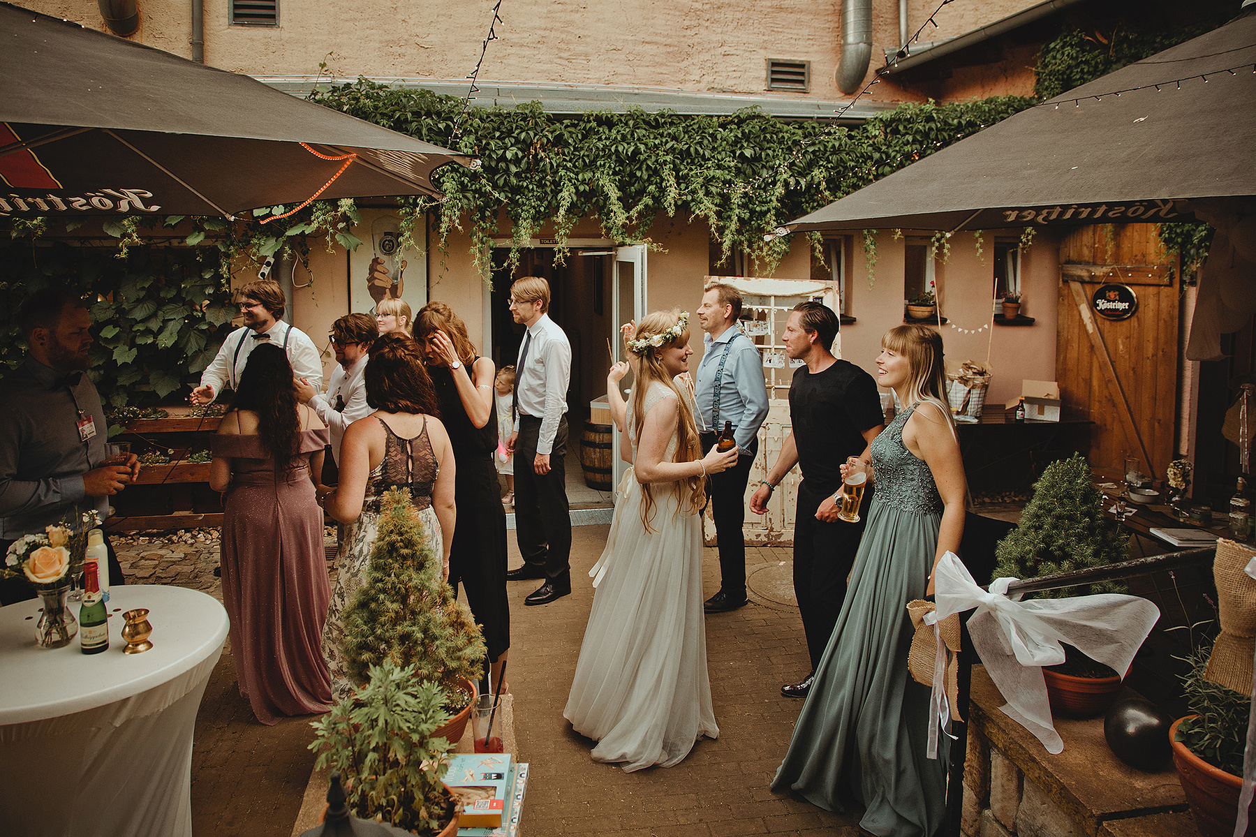 Natürliche Hochzeitsfotografie einer unkonventionellen Hochzeit in Weißenfels mit outdoor Party.