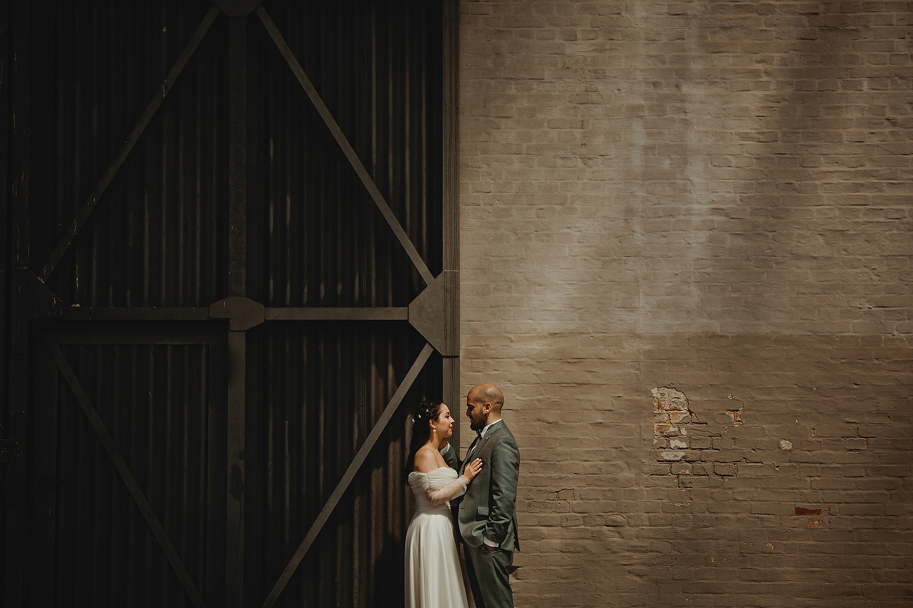 urbane Hochzeit in der Fabrik 23 Hochzeitsfotos vor Industriekulisse Berlin