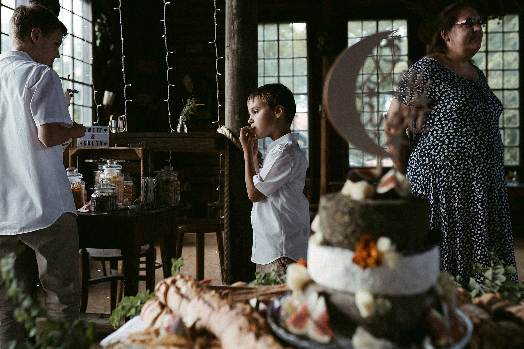 Kinder naschen bei einer Scheunenhochzeit in Brandenburg von der Candybar.