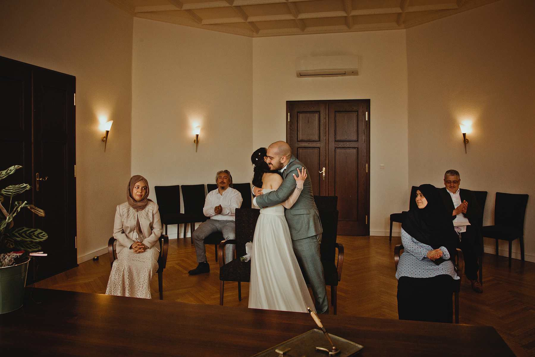 Bei einer türkischen Hochzeit im Standesamt Reinickendorf umarmt sich das Brautpaar.