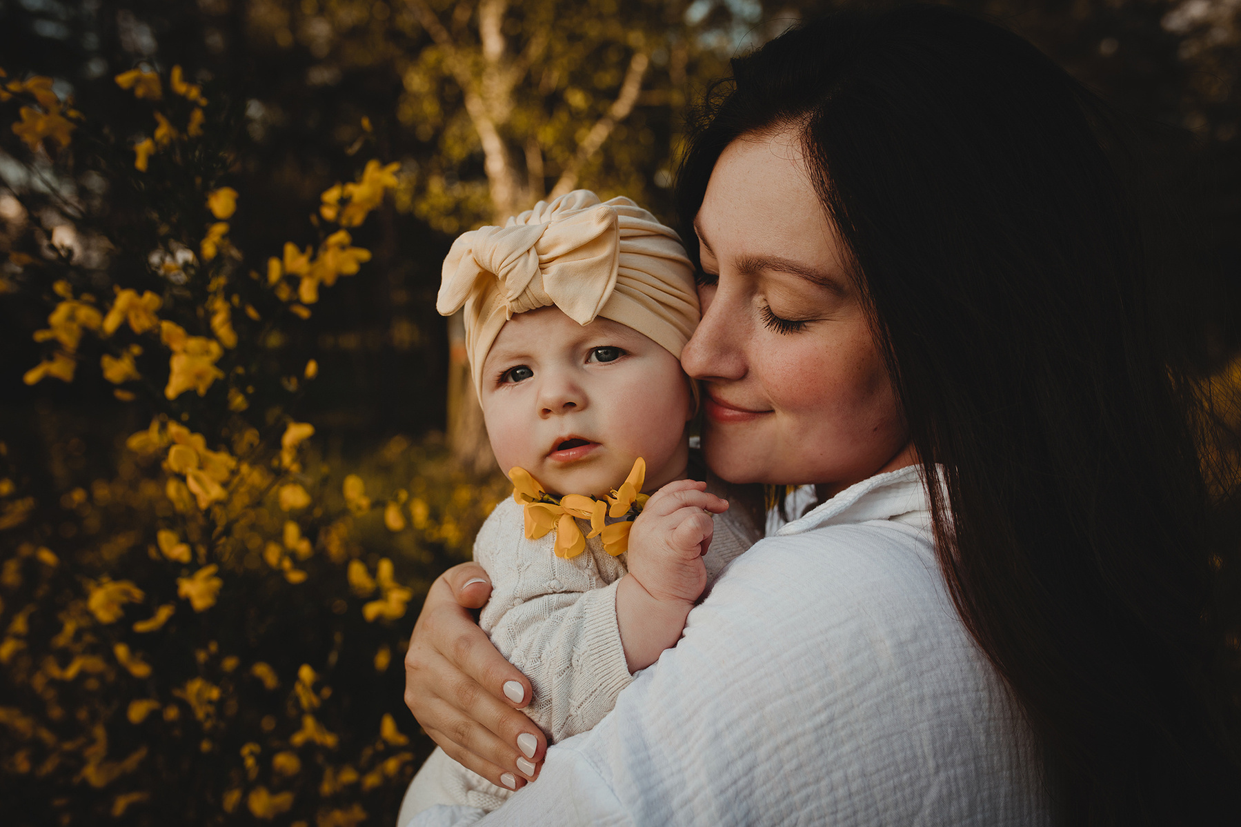 Eine Mutter drückt ihre Tochter beim Fotoshooting in Brandenburg in einer innigen Umarmung an sich. 