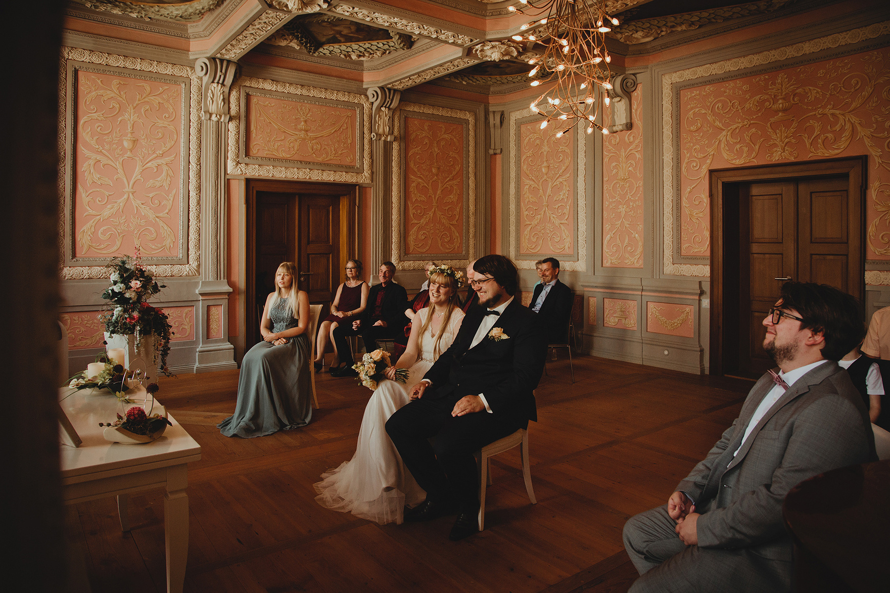 Momentaufnahme einer Hochzeit im Standesamt Weißenfels, eingefangen von einer Hochzeitsfotografin im Burgenlandkreis. 
