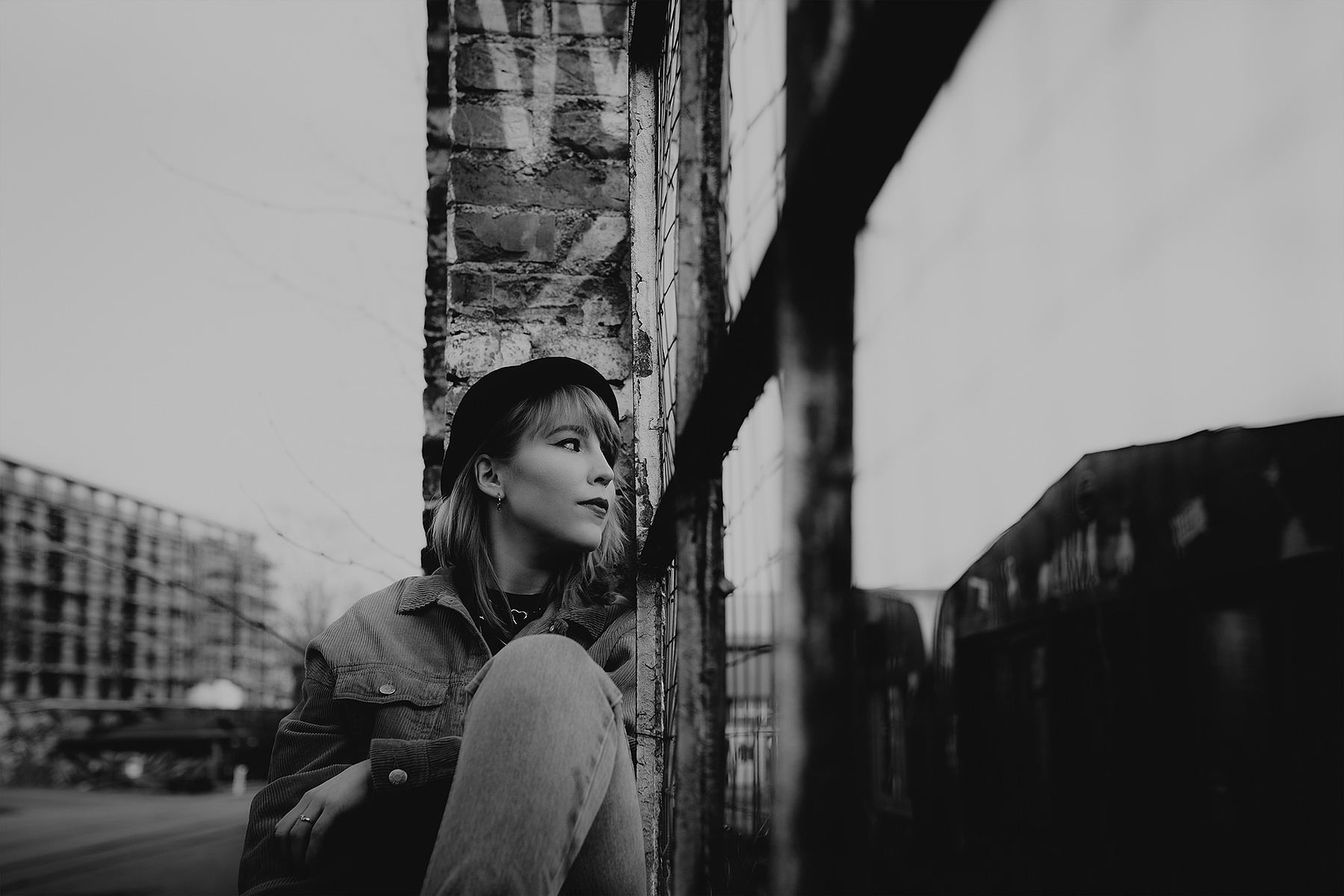 Portraitfoto auf Industriegelände in Berlin in schwarzweiß