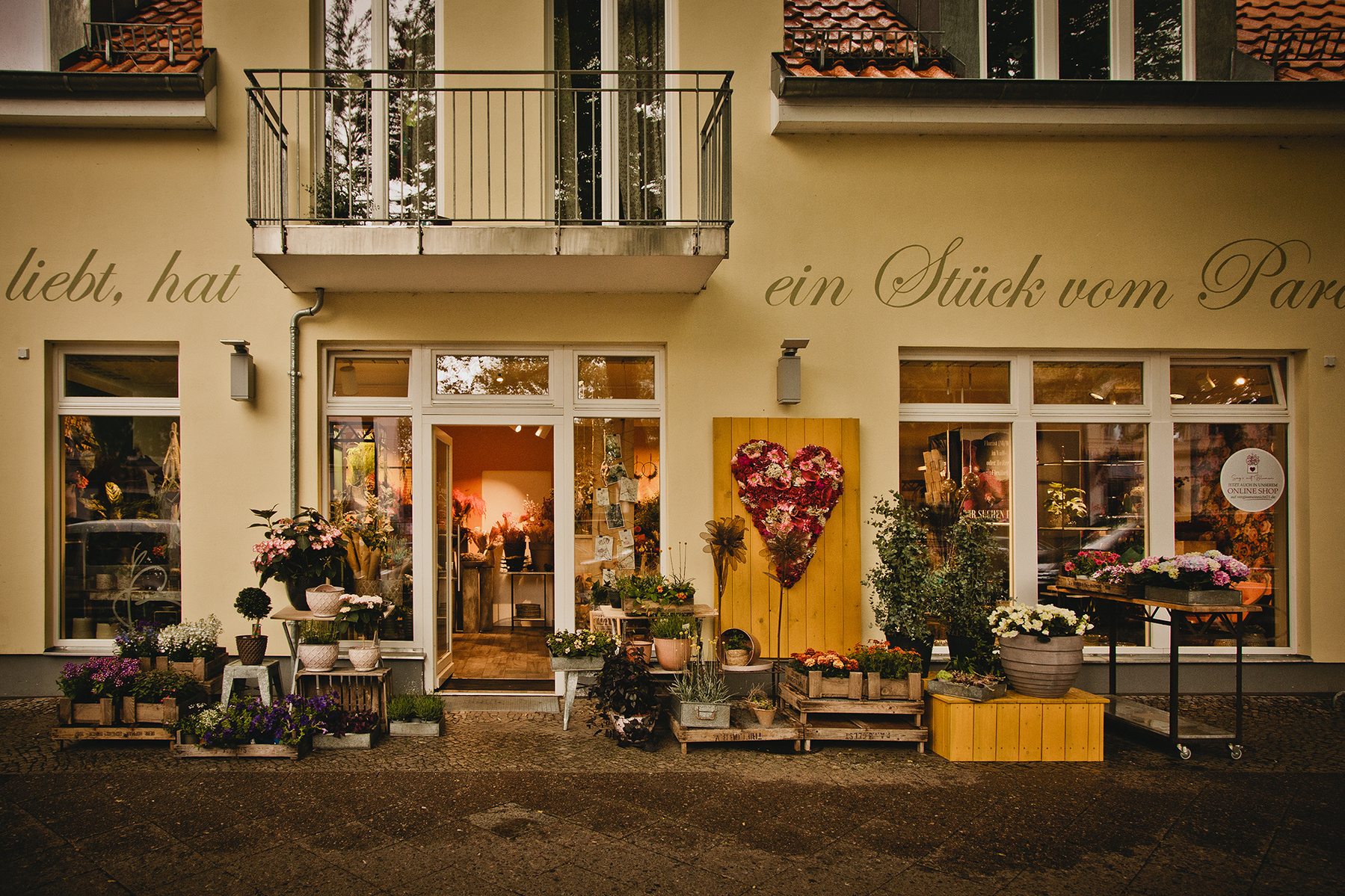 Frontansicht des Blumenladens der Vergißmeinnicht Blumenbinderei in Berlin Friedrichshagen, aufgenommen beim Business Fotoshooting.