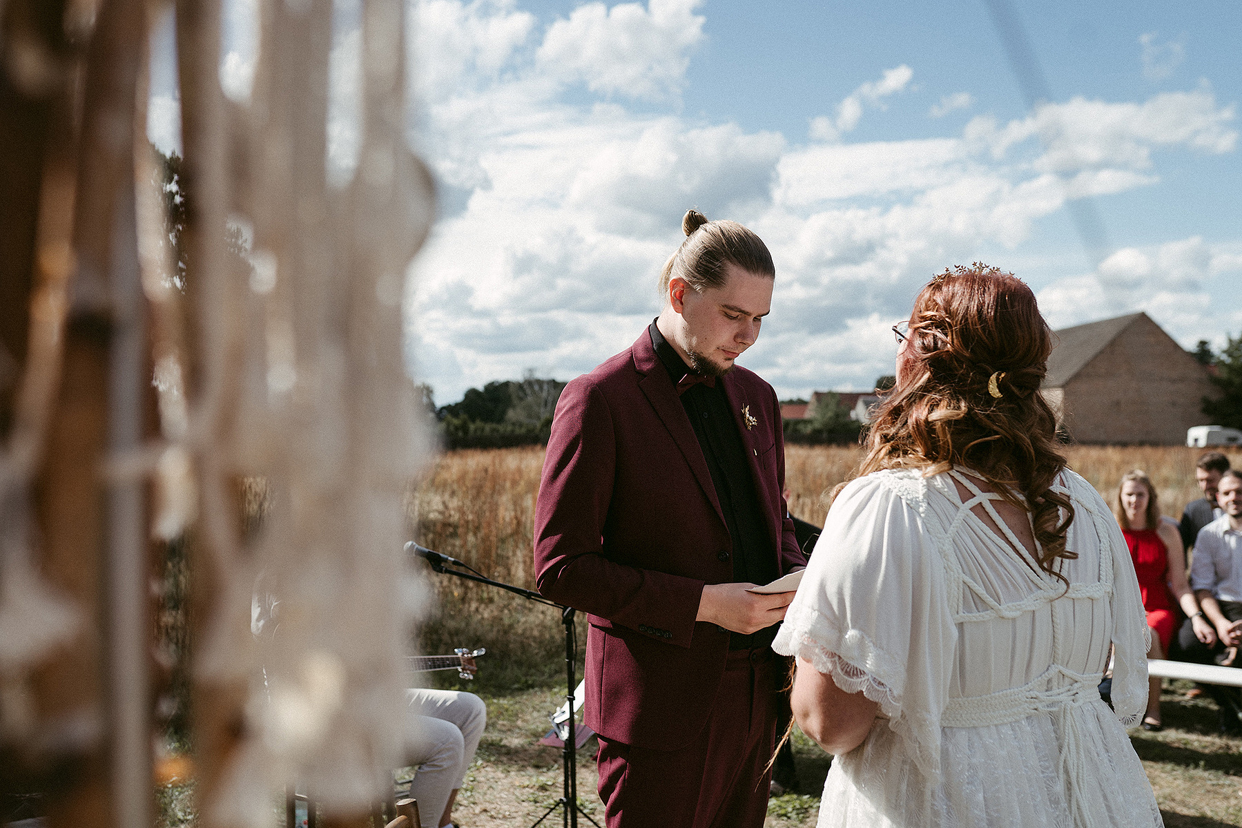 Der Bräutigam gibt seiner Braut bei einer Hochzeit in der Alten Försterei Briescht das Eheversprechen.
