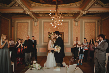 Ungestellte Momentaufnahme einer Hochzeit im Standesamt Weißenfels. Das Brautpaar küsst sich bei der Trauung im Burgenlandkreis. 