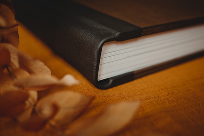 Detailaufnahme vom Buchrücken eines handgefertigten Fotoalbums.