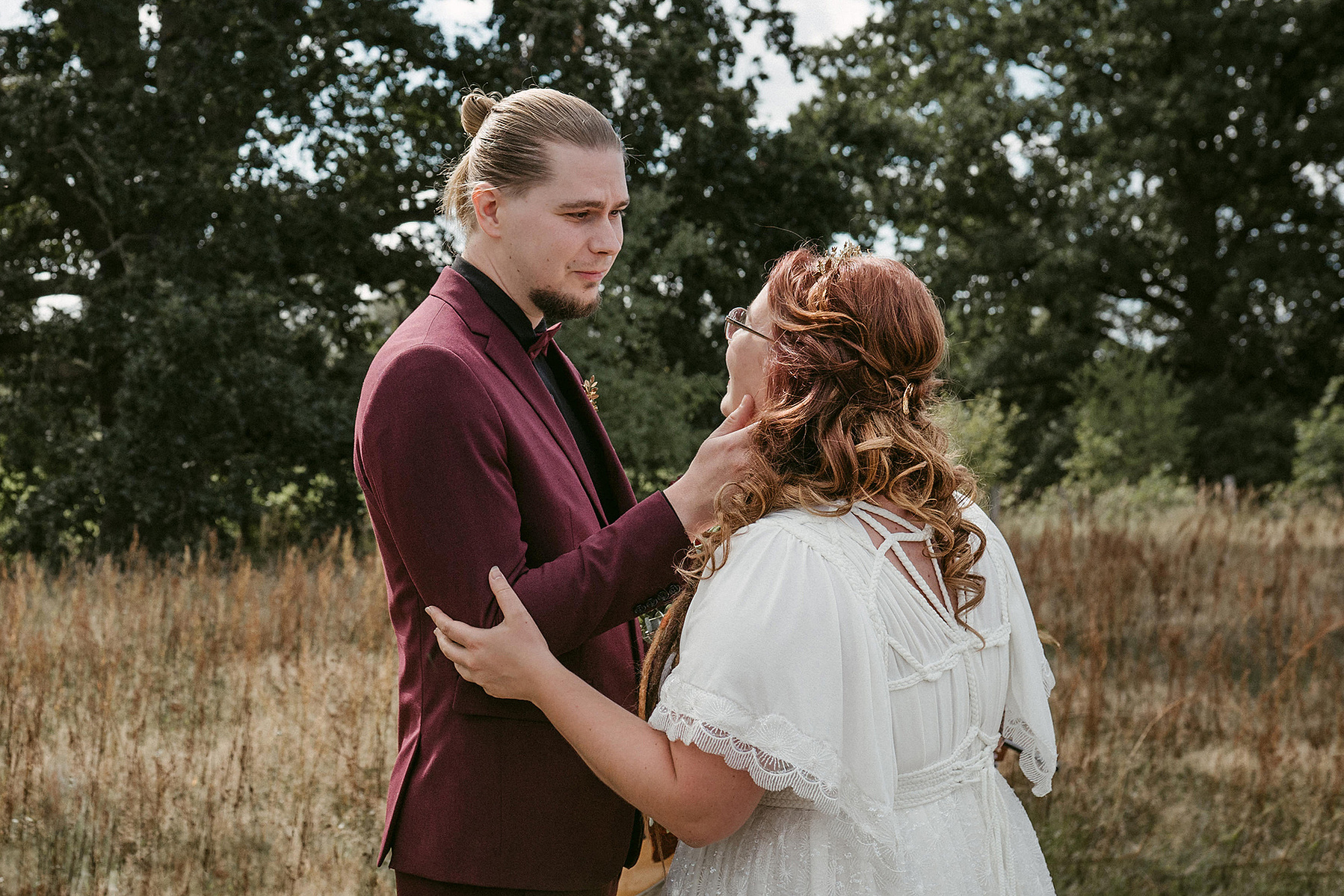 In einem emotionalen Moment sieht sich das Hochzeitspaar zum ersten Mal als Braut und Bräutigam.