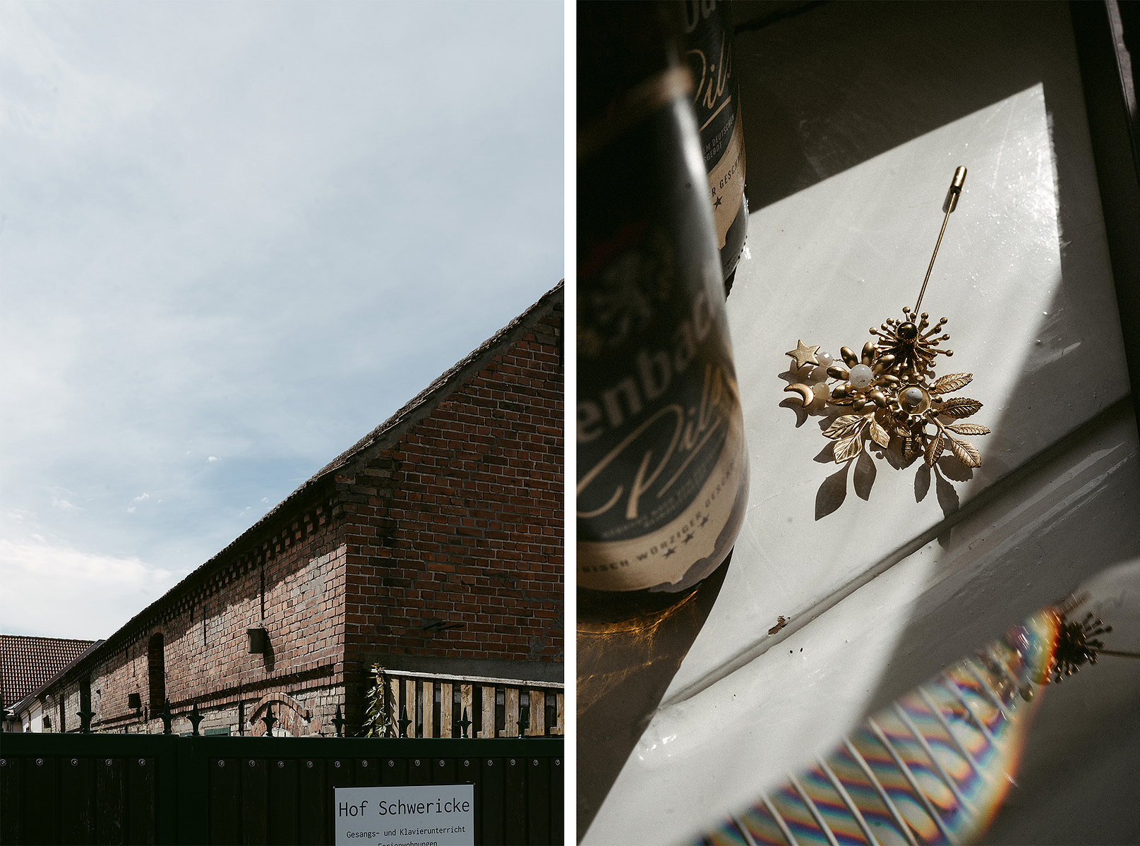Detailaufnahmen vom Getting Ready des Bräutigams, eine goldene Boutonniere liegt im Sonnenlicht auf dem Fensterbrett eines Bauernhofes.