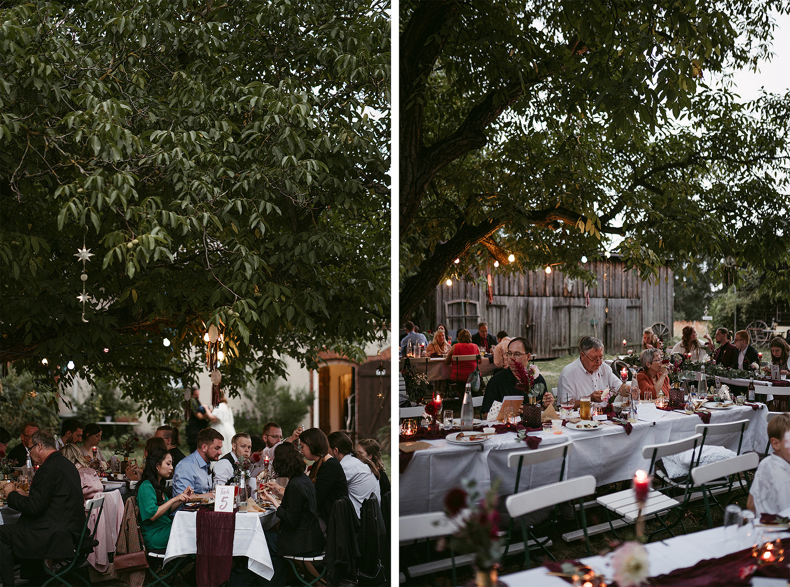Hochzeit in der Alten Försterei Briescht. An einem lauen Sommerabend sitzen die Hochzeitsgäste in malerischer Atmosphäre unter einem alten Baum mit Lichterketten.