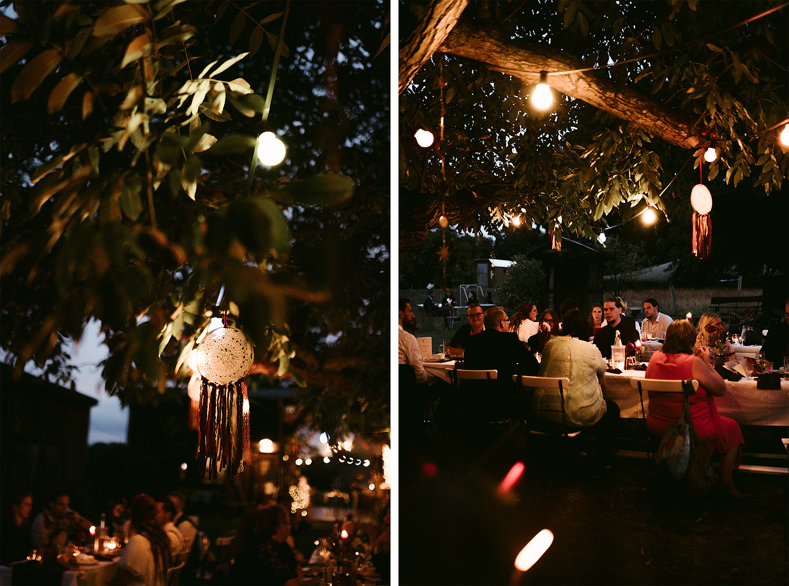 Die Hochzeitsgäste sitzen draußen unter Lichterketten und genießen auf der Gartenhochzeit den warmen Sommerabend. 