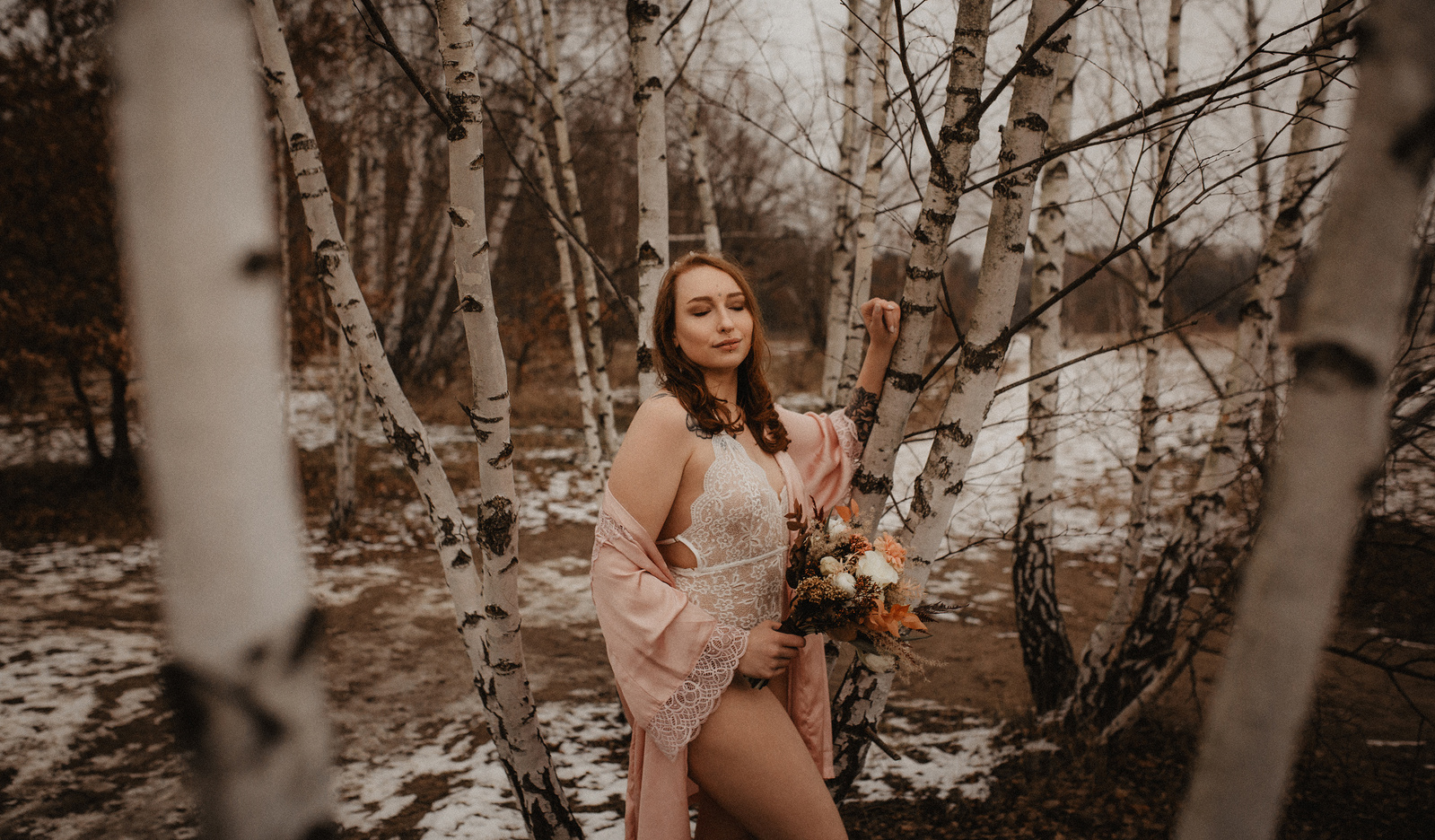 Bei einem outdoor Boudoirshooting im Schnee im Winter entstehen besondere sinnliche Fotos für deinen Partner und dich selbst