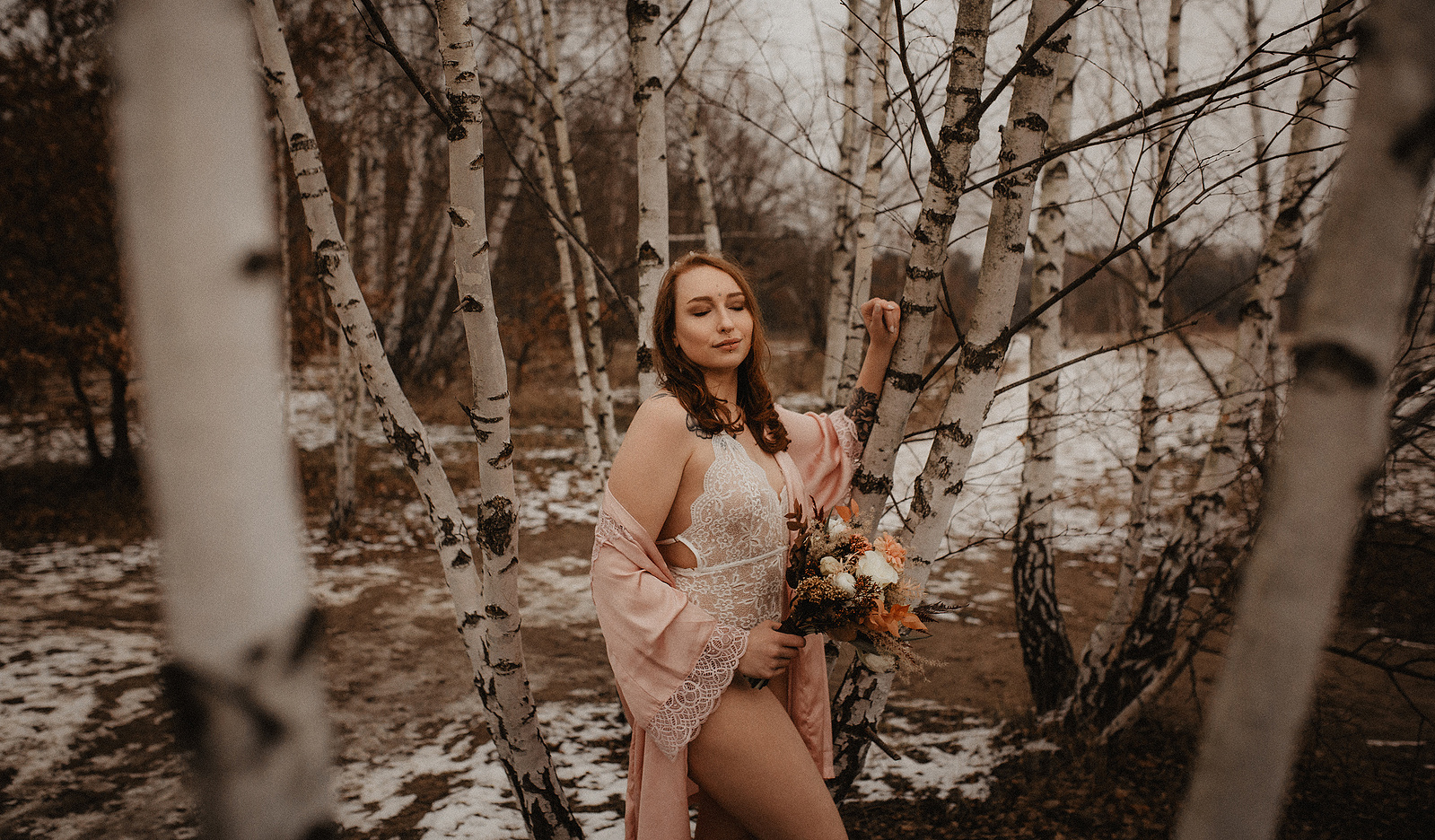 Bei einem outdoor Boudoirshooting im Schnee im Winter entstehen besondere sinnliche Fotos für deinen Partner und dich selbst