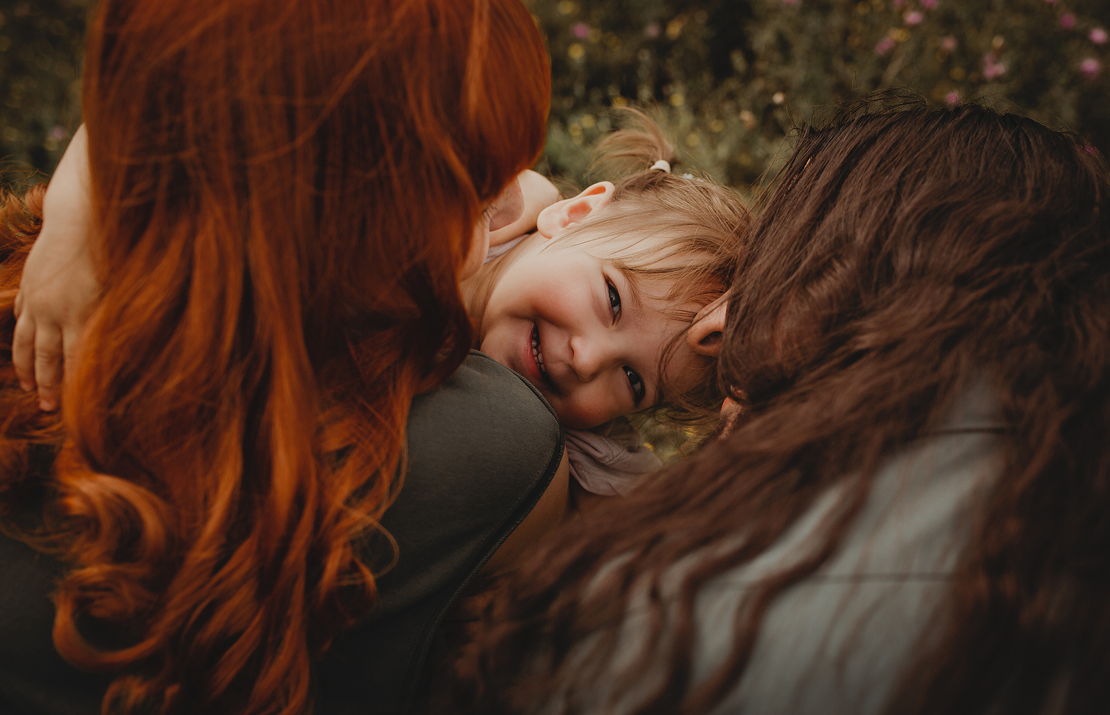 Wenn Kinder beim Fotoshooting in Berlin Brandenburg herumtoben dürfen bekommt ihr authentische Familienfotos