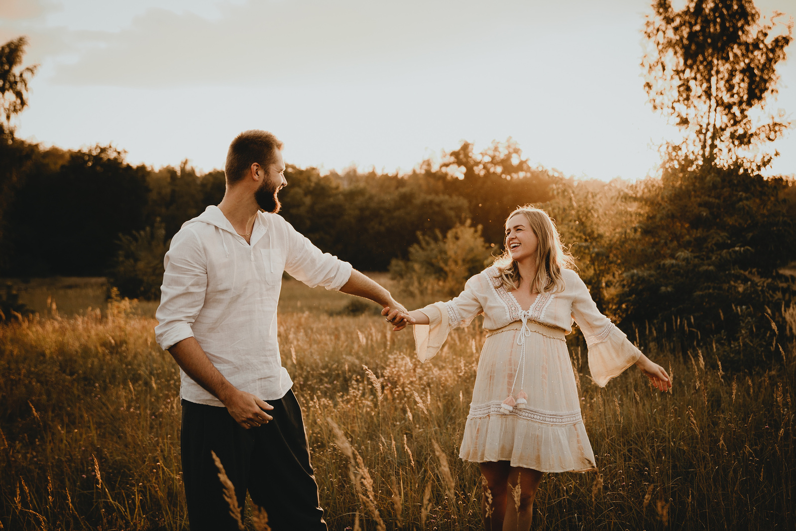Babybauchshooting mit Boho Kleid im Abendlicht in Berlin Brandenburg