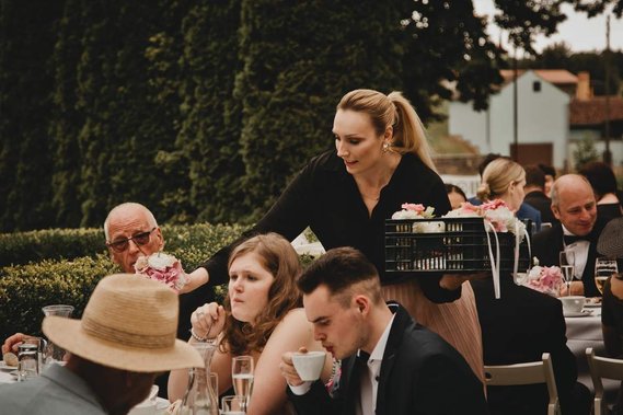 Eine Hochzeitsplanerin aus Berlin kümmert sich auf der Hochzeitsfeier im Schloss Wulkow um die Tischdeko. 