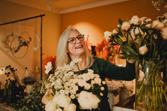 Eine Floristin aus Berlin Friedrichshagen wählt die Blumen für den Brautstrauß und die Hochzeitsdeko aus.