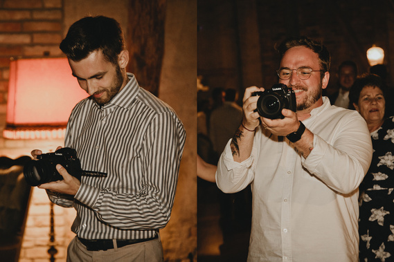 Zwei Hochzeitsvideografen bei der Arbeit auf einer Hochzeit in Berlin-Brandenburg.