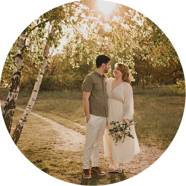 Ein Hochzeitspaar steht beim Fotoshooting mit der Fotografin aus Berlin in der Abendsonne unter einer Birke.