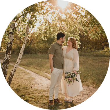Ein Hochzeitspaar steht beim Fotoshooting mit der Fotografin aus Berlin in der Abendsonne unter einer Birke.