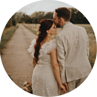 Ein Brautpaar im Boho-Look genießt das Fotoshooting in der Natur am Hochzeitstag.