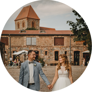 Ein Brautpaar genießt das Fotoshooting mit der Hochzeitsfotografin in der Festscheune im Mühlenhof.
