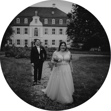 Authentisches Hochzeitsfoto in schwarz-weiß von einem Brautpaar vor dem Rittergut Ermlitz.