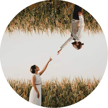 Unkonventionelles Hochzeitsfoto mit Doppelbelichtung von einer Hochzeit im Vierseithofcafé Schulzendorf bei Berlin. 
