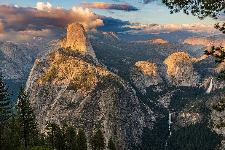 The beautiful vista from #WashburnPoint in @yosemitenps #YosemiteNationalPark gives breathtaking views of Tis-sa-ack (#HalfDome), #MountBroderick, Mah-ta (#LibertyCap), Yan-o-pah (#VernalFalls), and Yo-wi-we (#NevadaFalls). August 2023. Ahwahnechee Ancest