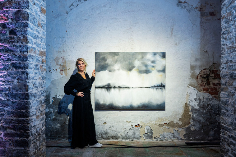 Karin visar en av hennes tavlor.
Karin exposing one of her paintings.