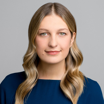 Washington DC headshot makeup artist, portrait of a white blonde woman, High quality portrait makeup, professional makeup artist, experienced makeup artist, Natural headshot makeup by Kathleen McAteer, HMUA, MUA, DC Makeup, hairstylist 