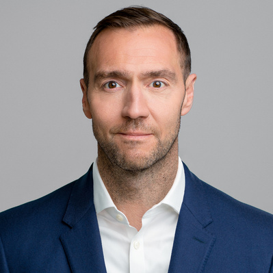 Washington DC headshot makeup artist, portrait of a man, High quality portrait makeup, professional makeup artist, experienced makeup artist, Natural headshot makeup by Kathleen McAteer, HMUA, MUA, DC Makeup, hairstylist 