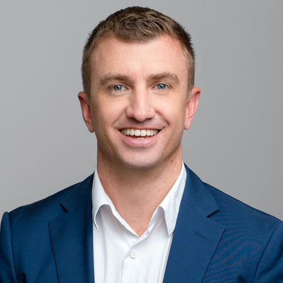Washington DC headshot makeup artist, portrait of a man, High quality portrait makeup, professional makeup artist, experienced makeup artist, Natural headshot makeup by Kathleen McAteer, HMUA, MUA, DC Makeup, hairstylist 