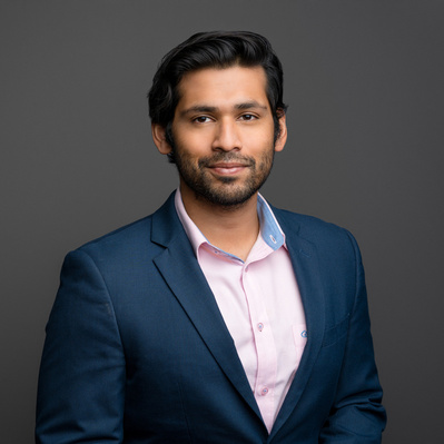 Washington DC headshot makeup artist, portrait of a man, High quality portrait makeup, professional makeup artist, experienced makeup artist, Natural headshot makeup by Kathleen McAteer, HMUA, MUA, DC Makeup, hairstylist 
