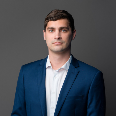 Washington DC headshot makeup artist, portrait of a man, High quality portrait makeup, professional makeup artist, experienced makeup artist, Natural headshot makeup by Kathleen McAteer, HMUA, MUA, DC Makeup, hairstylist 