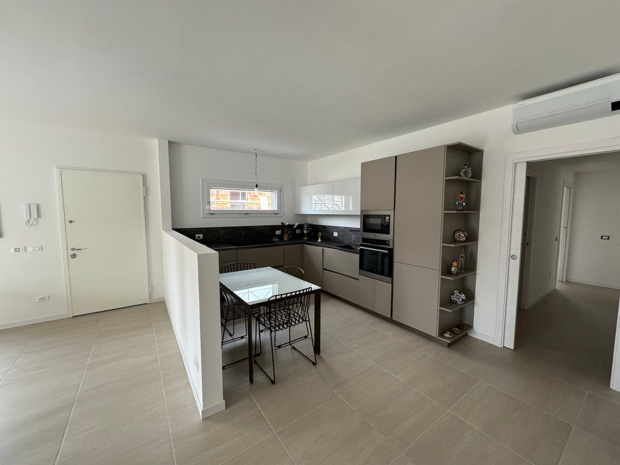 Ristrutturazione completa di cucina in una villa moderna a Mantova. Edil Universal è l'impresa edile che si distingue per ristrutturazioni chiavi in mano, complete o parziali.