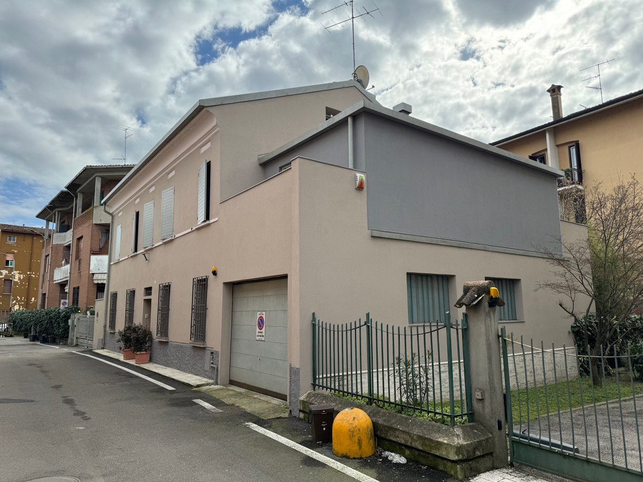 Ristrutturazione completa di una villa singla a Mantova. Edil Universal è l'impresa edile che si distingue per ristrutturazioni chiavi in mano, complete o parziali.