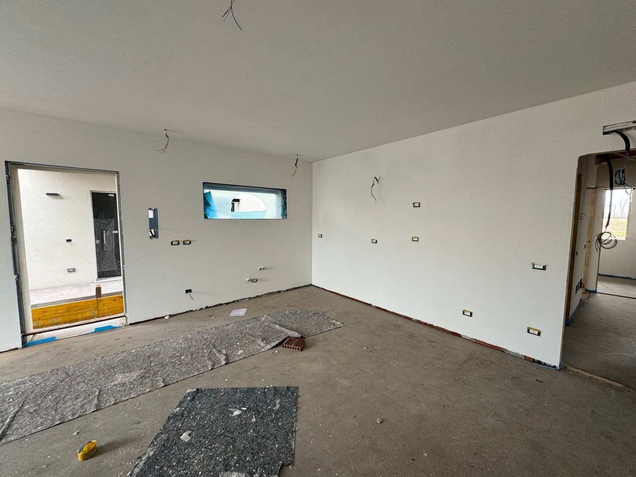Ristrutturazione completa di cucina in una villa moderna a Mantova. Edil Universal è l'impresa edile che si distingue per ristrutturazioni chiavi in mano, complete o parziali.