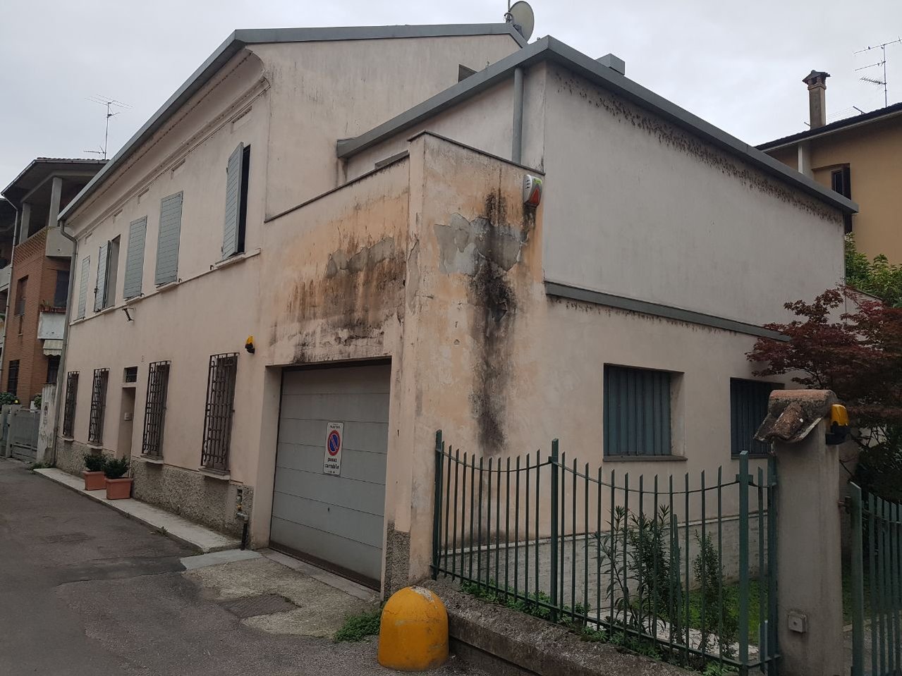Ristrutturazione completa di una villa singla a Mantova. Edil Universal è l'impresa edile che si distingue per ristrutturazioni chiavi in mano, complete o parziali.