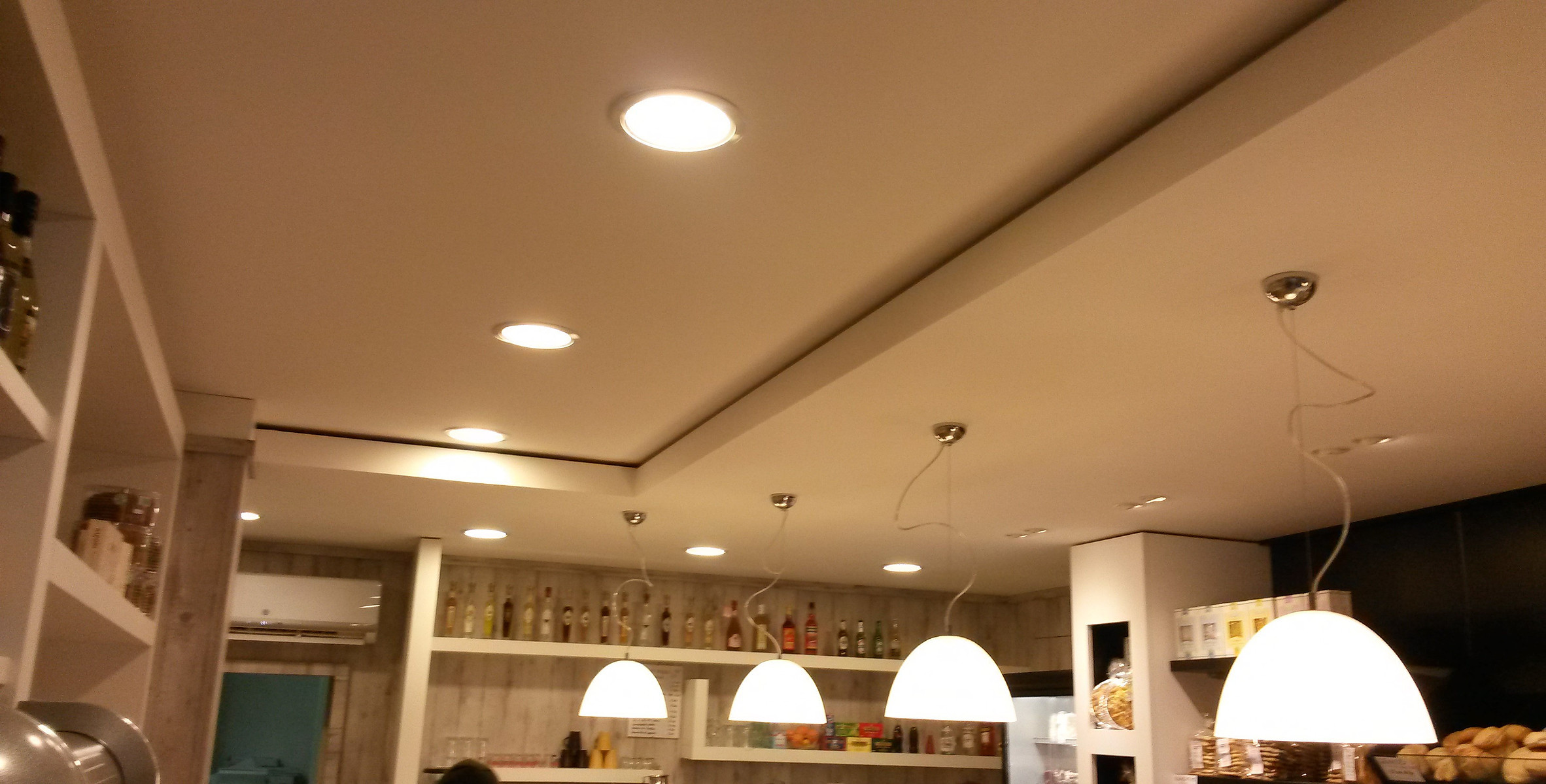 Realizzazione di un controsoffitto in cartongesso con installazione degli impianti a soffitto ed opere di rifinitura e tinteggiatura in nuova pasticceria a Mantova realizzata da Edil Universal.